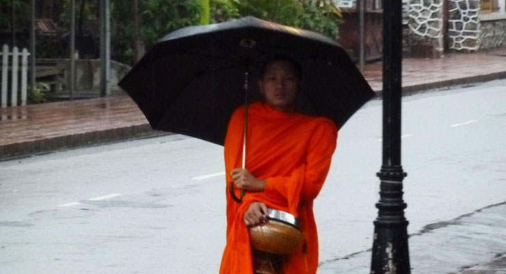 Almen geven aan de monniken in Luang Prabang