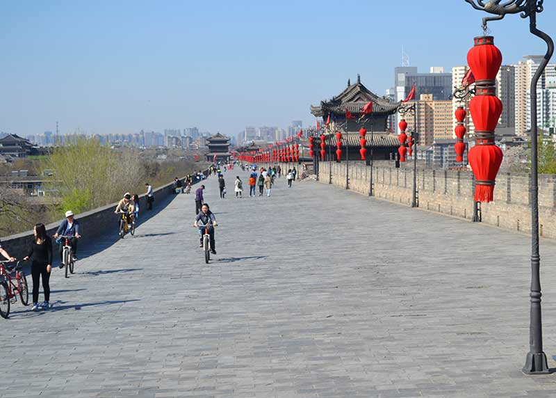 fietsen over de stadsmuur in xi'an
