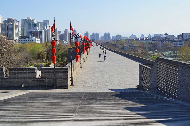 fietsen over de stadsmuur in xi'an